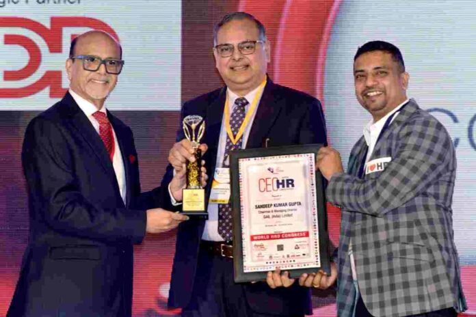 Shri Sandeep Kumar Gupta, Chairman & Managing Director, GAIL (India) Limited (centre) being conferred with the ‘CEO with HR Orientation’ award at the 32nd World HRD Congress & Awards held in Mumbai